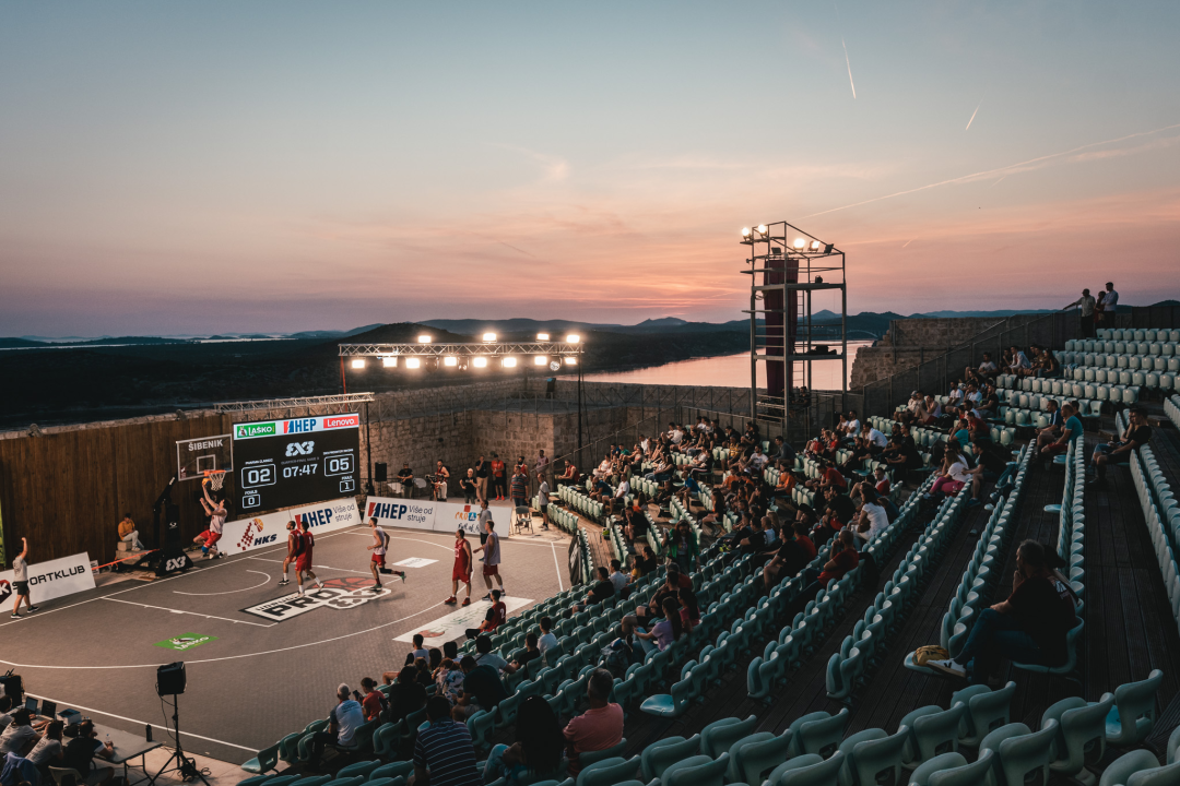 Basket se na Mihovilu i sinoć igrao pred gotovo praznim gledalištem, ako izuzmemo igrače!