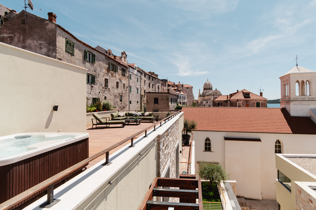 Oduševio nas je luksuz s katedralom na dlanu! Armerunov apartman jedinstven je spoj tradicije i modernog dizajna