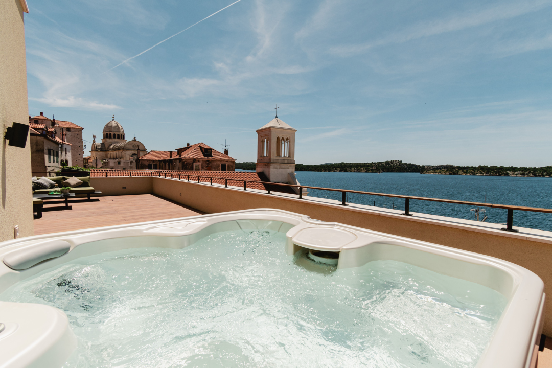 Oduševio nas je luksuz s katedralom na dlanu! Armerunov apartman jedinstven je spoj tradicije i modernog dizajna