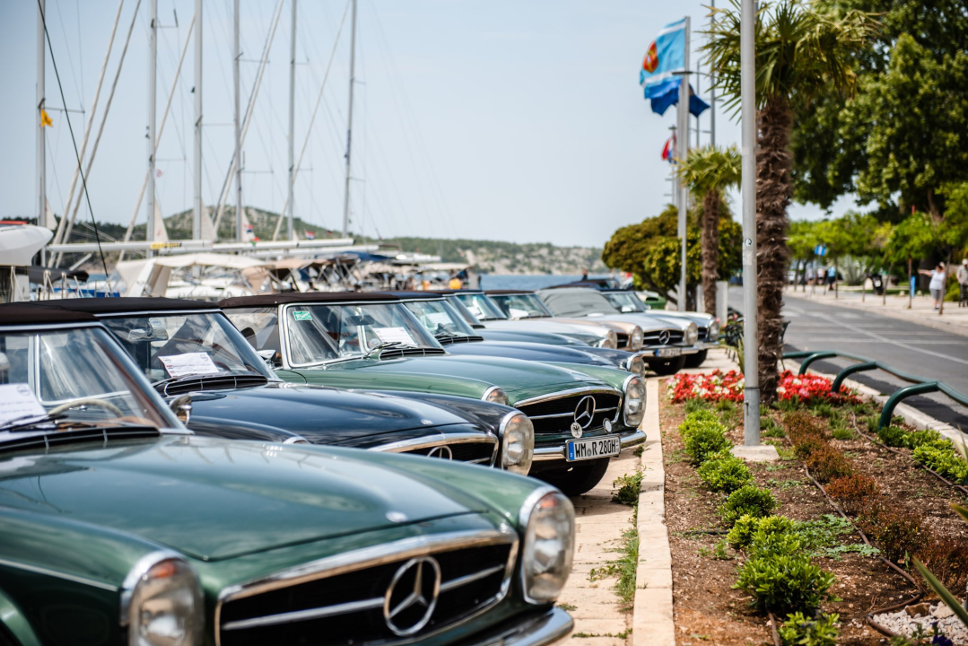 Šibenska riva puna legendarnih Mercedesovih 'Pagoda', tamo su do 17 sati