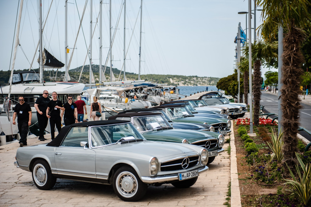Šibenska riva puna legendarnih Mercedesovih 'Pagoda', tamo su do 17 sati
