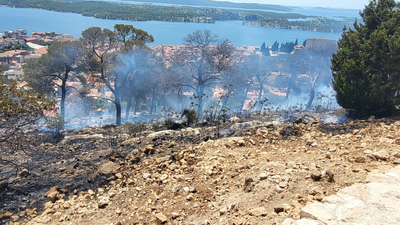 Požar ispod sv. Ivana izazvale četiri signalne rakete: Izgorjela 2,5 hektara