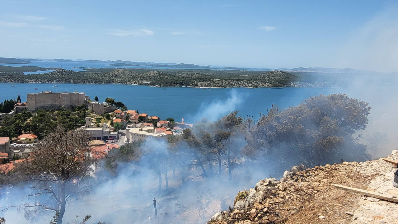 Požar ispod sv. Ivana izazvale četiri signalne rakete: Izgorjela 2,5 hektara