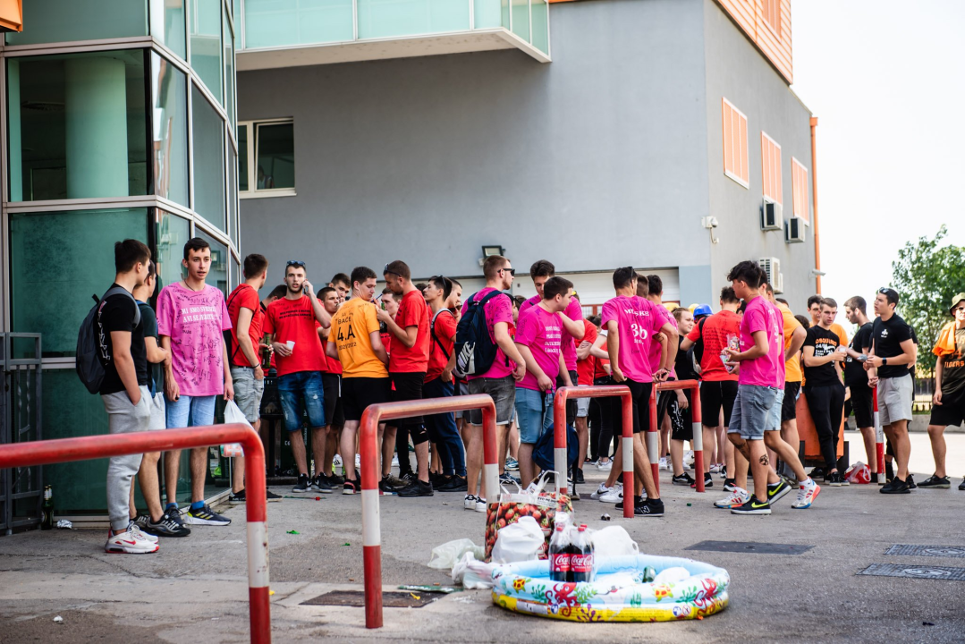 Maturanti se na šibenskim ulicama opraštaju od škole: Polako s alkoholom i sretno!
