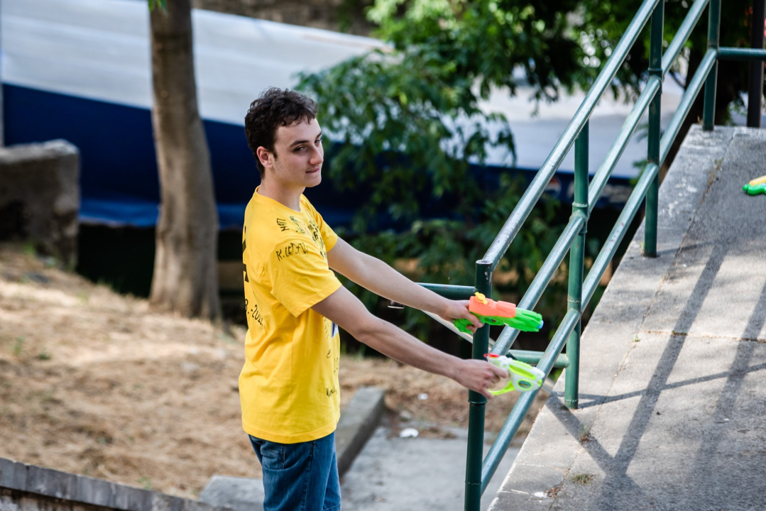 Maturanti se na šibenskim ulicama opraštaju od škole: Polako s alkoholom i sretno!