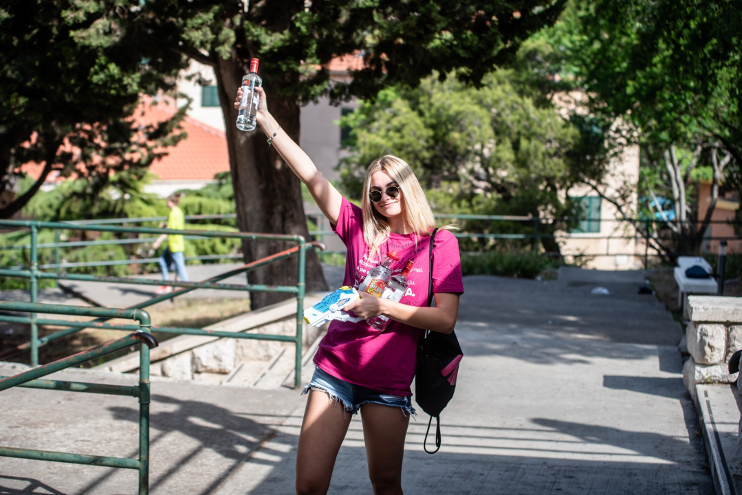 Maturanti se na šibenskim ulicama opraštaju od škole: Polako s alkoholom i sretno!