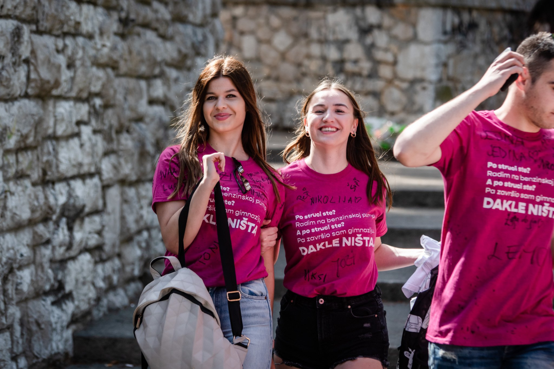 Maturanti se na šibenskim ulicama opraštaju od škole: Polako s alkoholom i sretno!