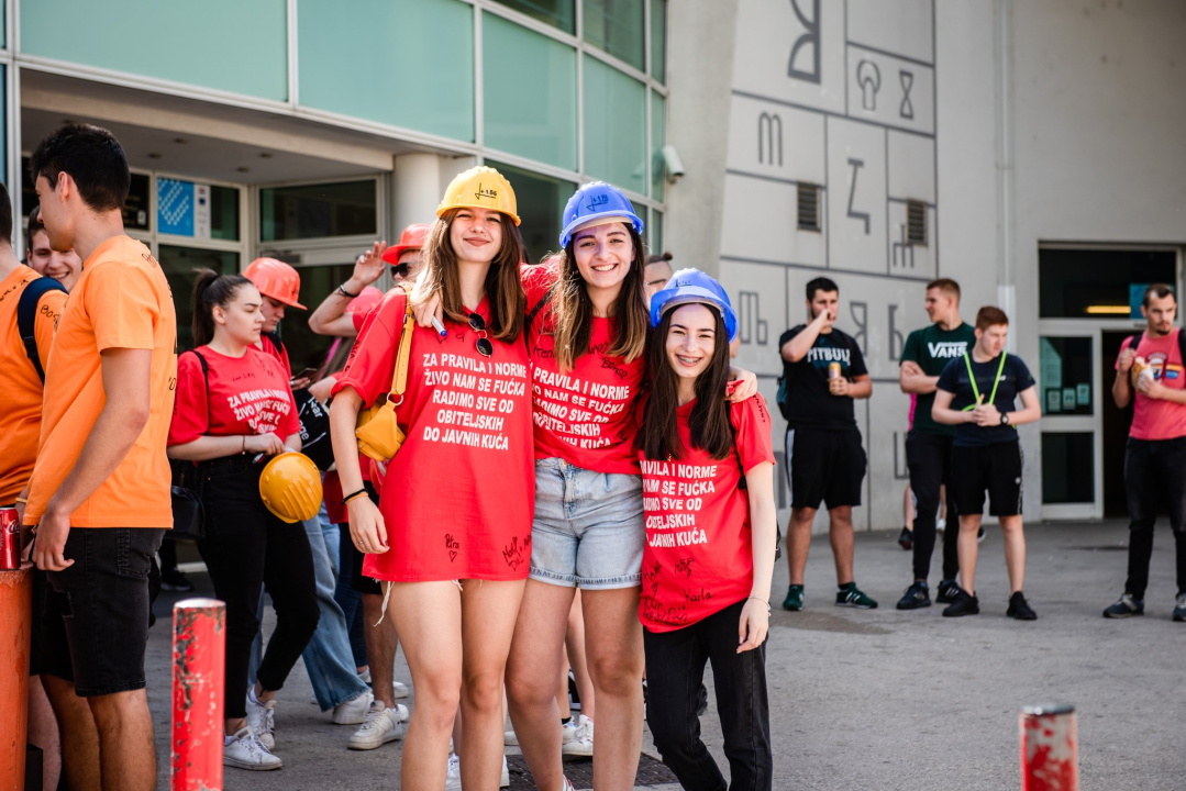 Maturanti se na šibenskim ulicama opraštaju od škole: Polako s alkoholom i sretno!