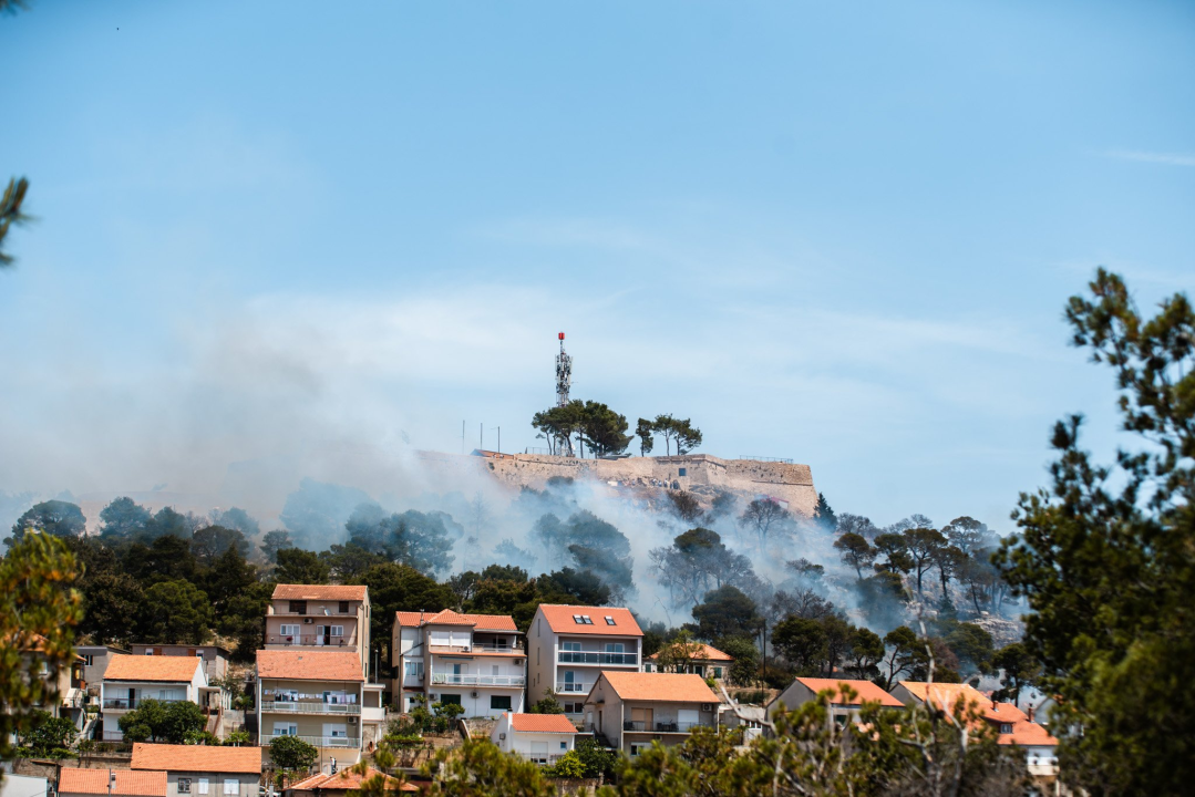 Požar ispod sv. Ivana izazvale četiri signalne rakete: Izgorjela 2,5 hektara
