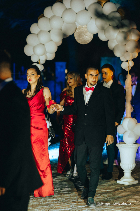 Maturanti Turističko-ugostiteljske škole u glamuroznim izdanjima proslavili kraj srednje škole! (1. dio)