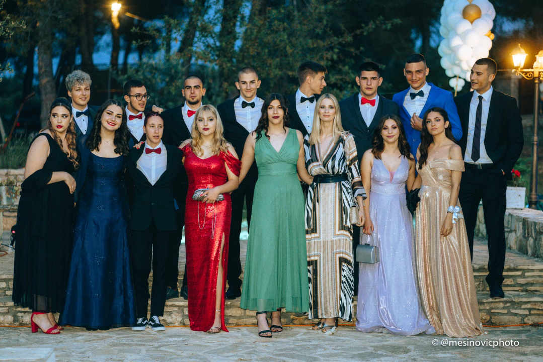 Maturanti Turističko-ugostiteljske škole u glamuroznim izdanjima proslavili kraj srednje škole! (1. dio)