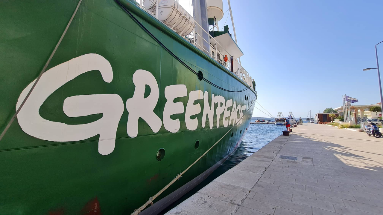 Legendarni Greenpeaceov brod 'Rainbow Warrior' uplovio u Šibenik