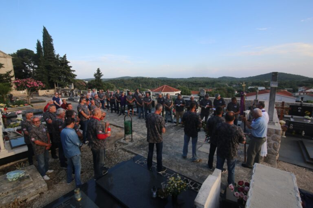 U Jezerima Dan državnosti proslavljen okupljanjem Samostalnog voda Tisno: 'Nismo samo borbena jedinica, već velika obitelj'