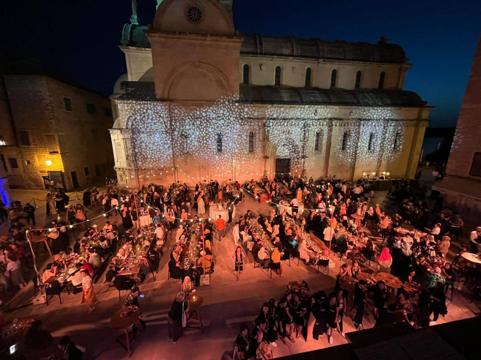 Na privatnoj zabavi ispred šibenske katedrale više stotina uzvanika, nastupila i Četiri tenora