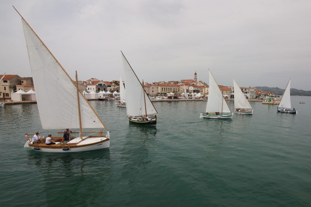 Betinska regata tradicijskih brodova održana usprkos bonaci