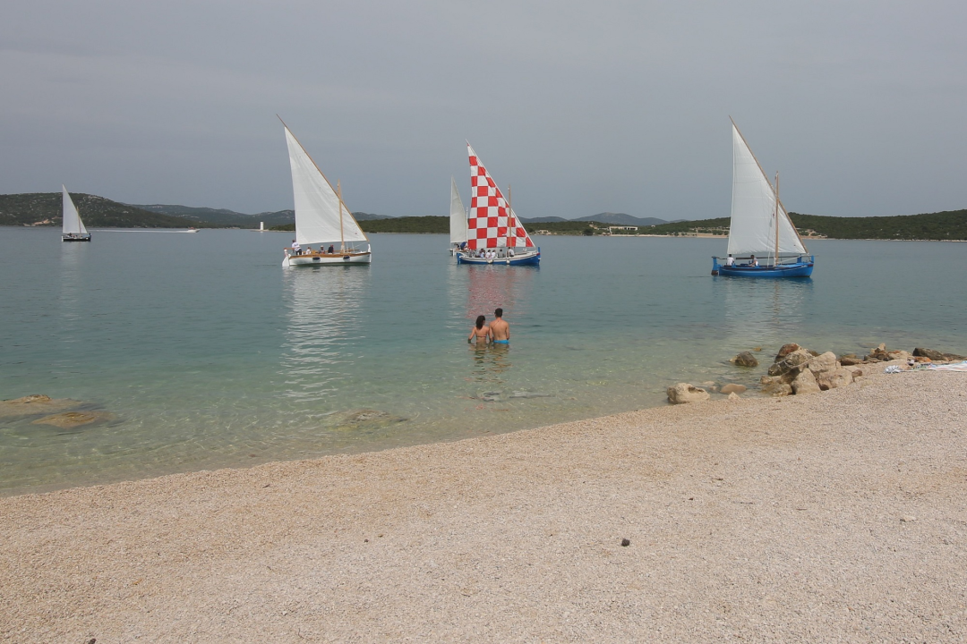 Betinska regata tradicijskih brodova održana usprkos bonaci