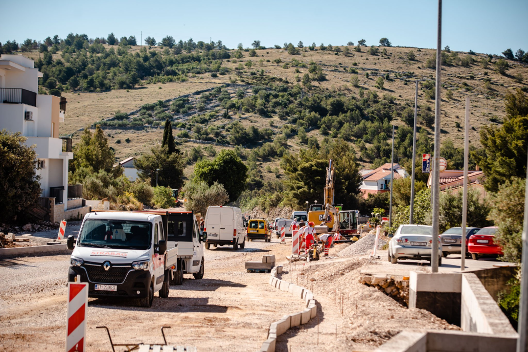 Posjetili smo Žaborić: 'Turisti nam ne dolaze, a Šibenčana je sve manje na plaži. Puna nam je kapa ovih radova' 