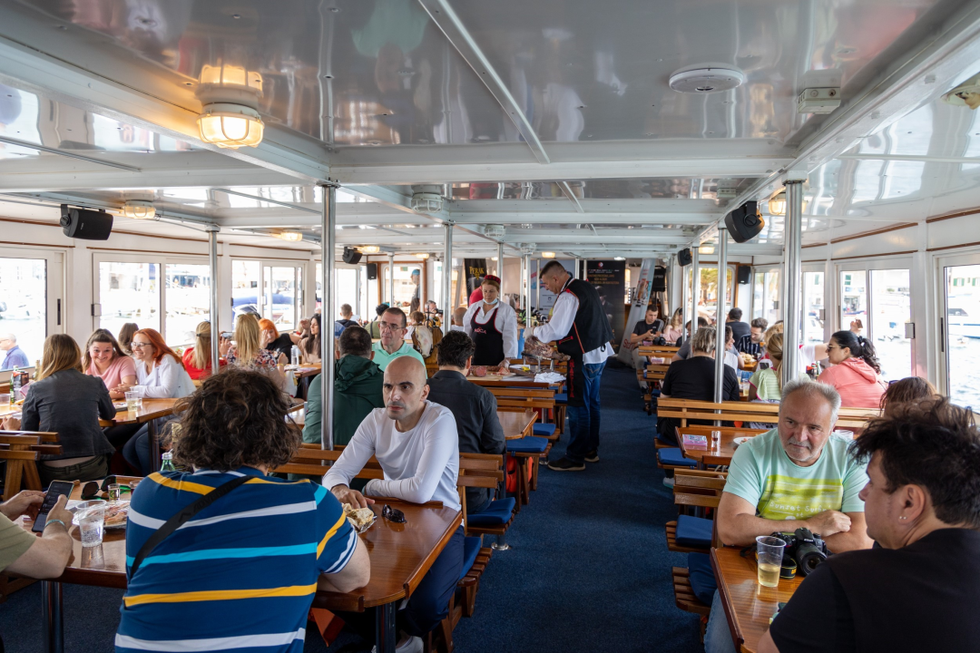 Tradicionalnim izletom brodom 'INA' oko vodičkog akvatorija otvoren je dvodnevni CMC festival