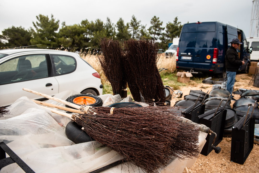 Bili smo na Benkovačkom sajmu: Najtraženija 'roba' su CD-evi Thompsona i Bulića, a za prasetinu se čeka red