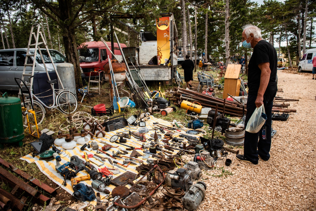 Bili smo na Benkovačkom sajmu: Najtraženija 'roba' su CD-evi Thompsona i Bulića, a za prasetinu se čeka red