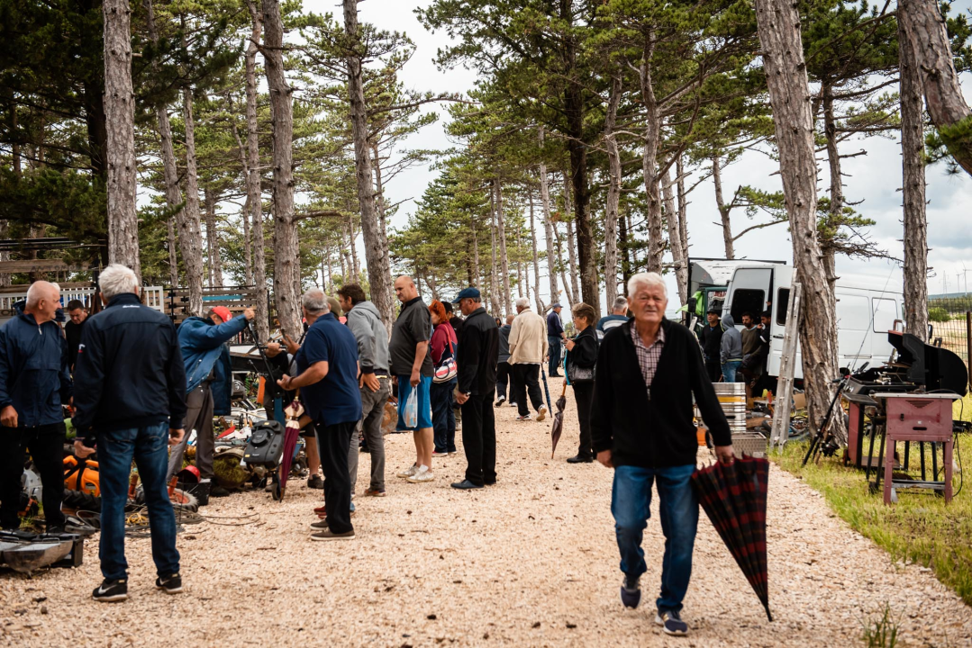 Bili smo na Benkovačkom sajmu: Najtraženija 'roba' su CD-evi Thompsona i Bulića, a za prasetinu se čeka red