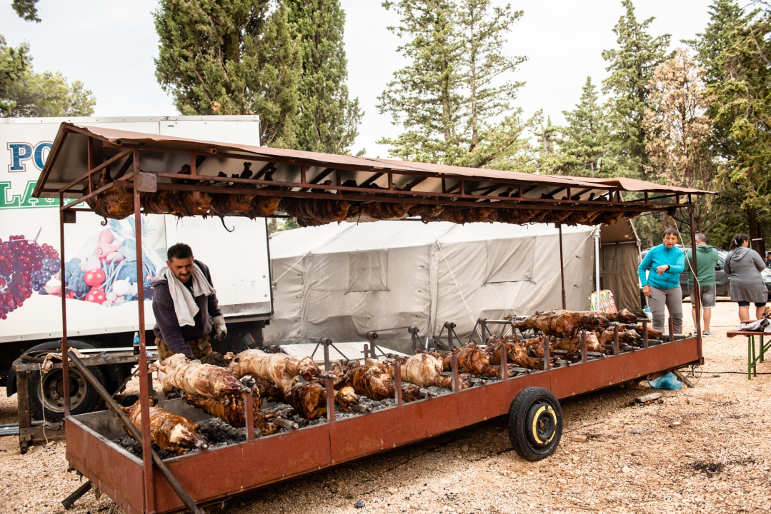 Bili smo na Benkovačkom sajmu: Najtraženija 'roba' su CD-evi Thompsona i Bulića, a za prasetinu se čeka red