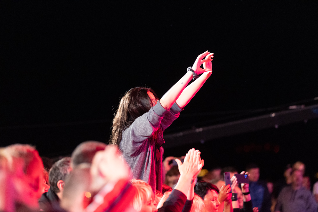 Buri usprkos, u Vodicama započeo 14. CMC festival: Publika se rasplesala uz zabavne hitove  