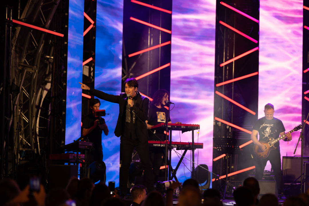 Buri usprkos, u Vodicama započeo 14. CMC festival: Publika se rasplesala uz zabavne hitove  