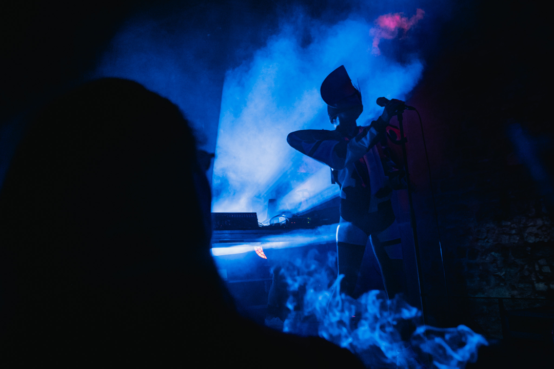 Nema ljubavi u klubu, ljubav je na tvrđavi: Plesnjak za milenijalce uz Buč Kesidi i Nipplepeople