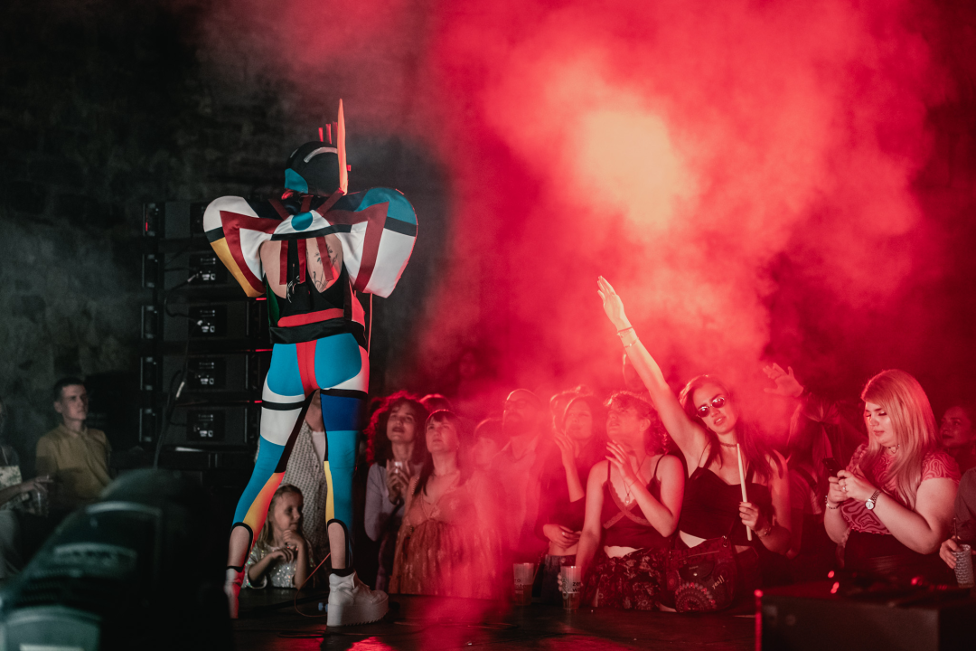 Nema ljubavi u klubu, ljubav je na tvrđavi: Plesnjak za milenijalce uz Buč Kesidi i Nipplepeople