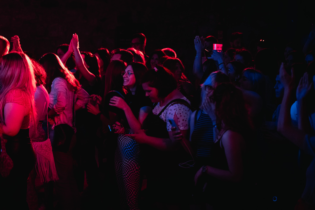 Nema ljubavi u klubu, ljubav je na tvrđavi: Plesnjak za milenijalce uz Buč Kesidi i Nipplepeople