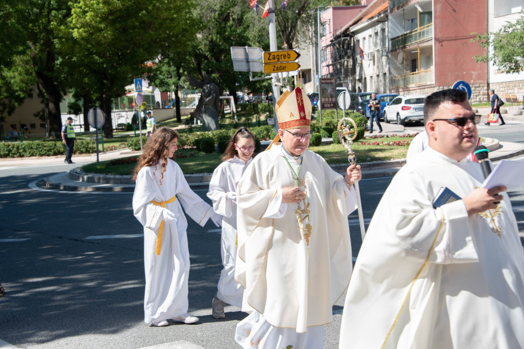 Dan grada Knina i blagdan sv. Ante započeo procesijom, završava koncertom Ivana Zaka