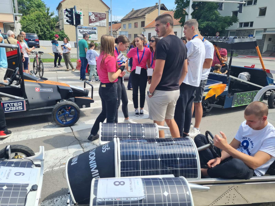 Kninski srednjoškolci osvojili drugo mjesto na utrci solarnih vozila u Sisku