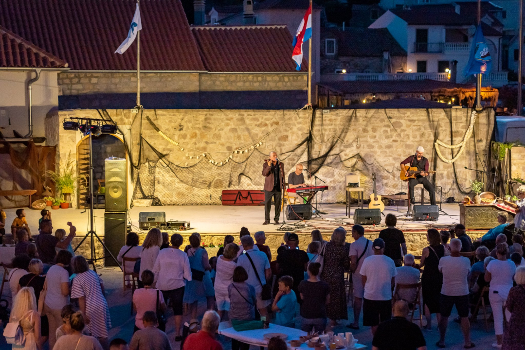 Na manifestaciji 'More na stolu' Tribunjci i njihovi gosti dobro se zabavili i fino pojeli