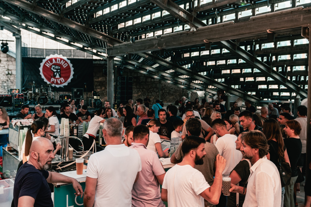 Hladno pivo žestokom svirkom 'prodrmalo' Šibenčane na sv. Mihovilu