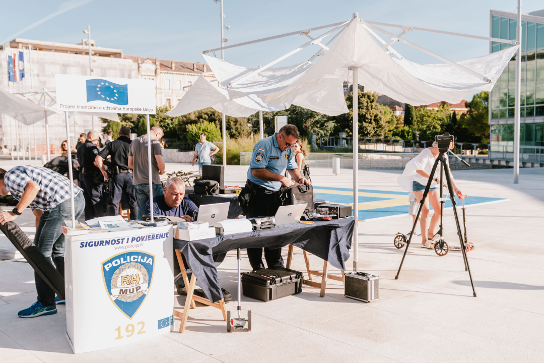 Dan otvorenih vrata Policije na Poljani: Najviše zanimanja za fotografiranje s vatrenim oružjem