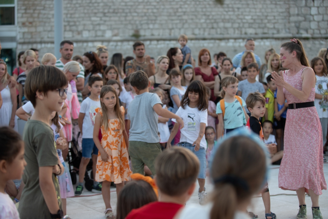 Žirafe, Carevo novo ruho, Las Calaveras: Šibenik ima najbolji prvi dan ljeta uz festivalski program