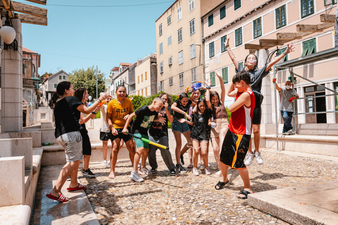 Šibenik u vrijeme MDF-a, jedini grad u kojem je više djece na ulici nego ispred ekrana