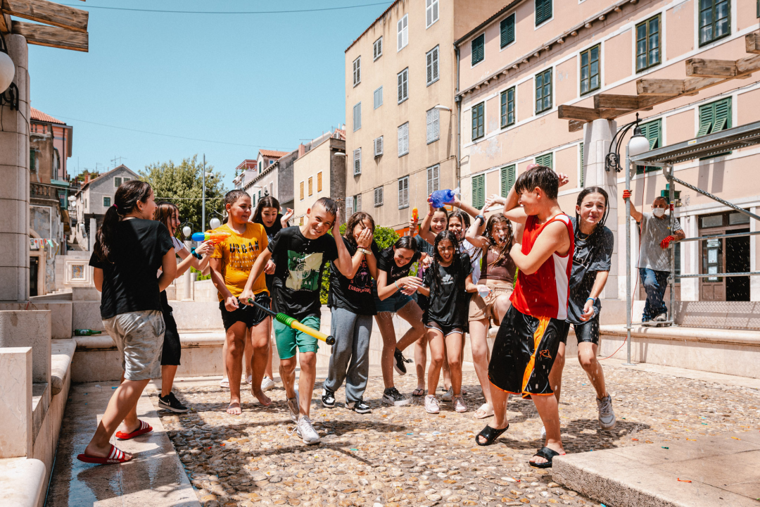 Šibenik u vrijeme MDF-a, jedini grad u kojem je više djece na ulici nego ispred ekrana