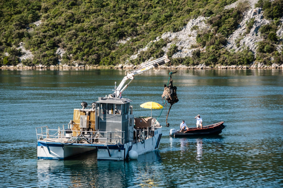 Iz podmorja Šarine drage u Zatonu uklonjeno preko 20 godina staro ribogojilište 