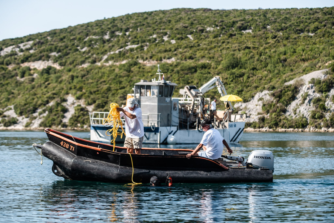Iz podmorja Šarine drage u Zatonu uklonjeno preko 20 godina staro ribogojilište 