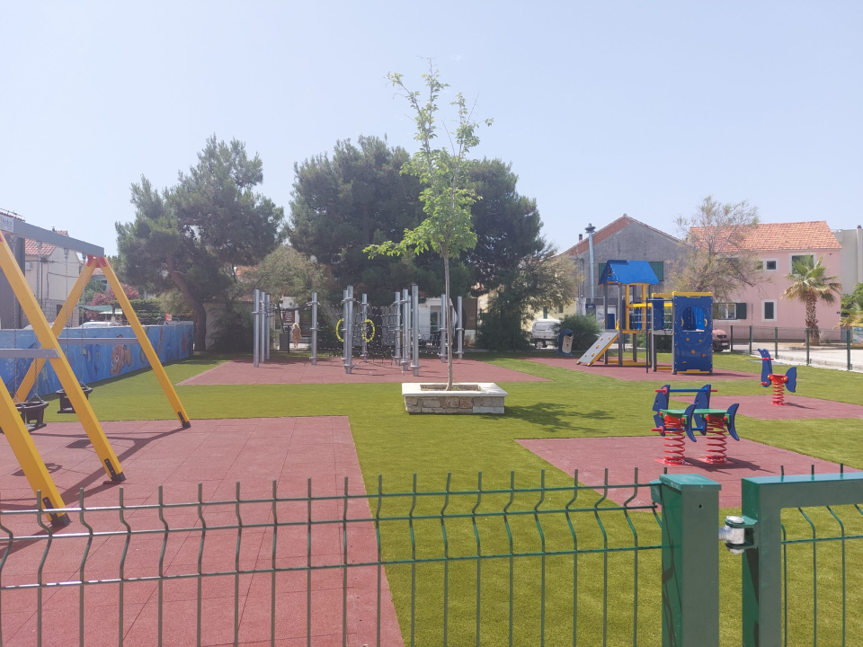 Projekt vrijedan 500 tisuća kuna: 'Najprometnije' dječje igralište u Murteru napokon u punoj funkciji