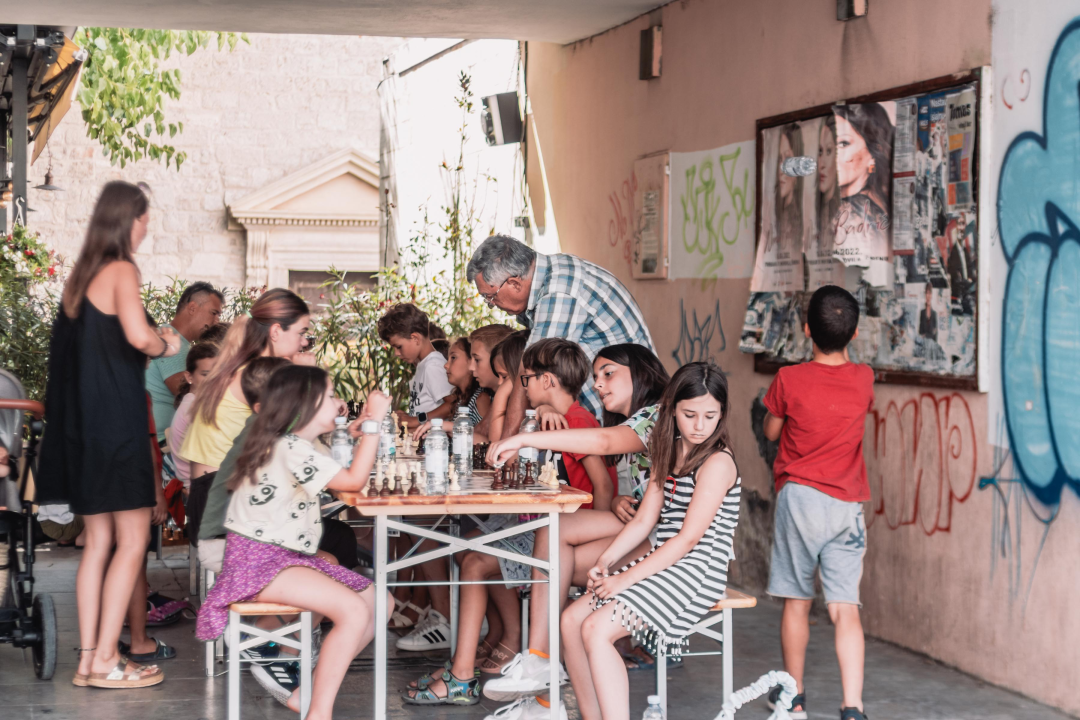 Jutarnji đir po MDF-u: Djeca uživaju u crtanju, šahu i debeloj hladovini