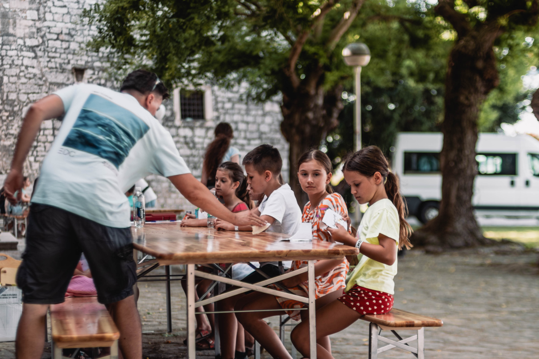 Jutarnji đir po MDF-u: Djeca uživaju u crtanju, šahu i debeloj hladovini