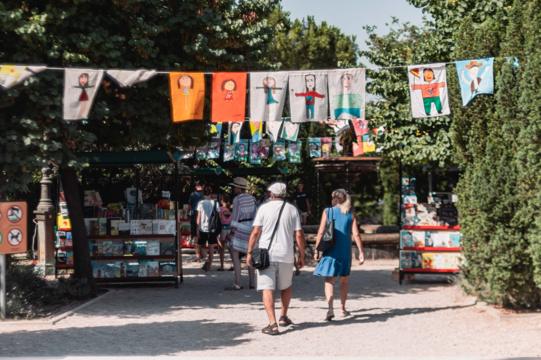 Jutarnji đir po MDF-u: Djeca uživaju u crtanju, šahu i debeloj hladovini