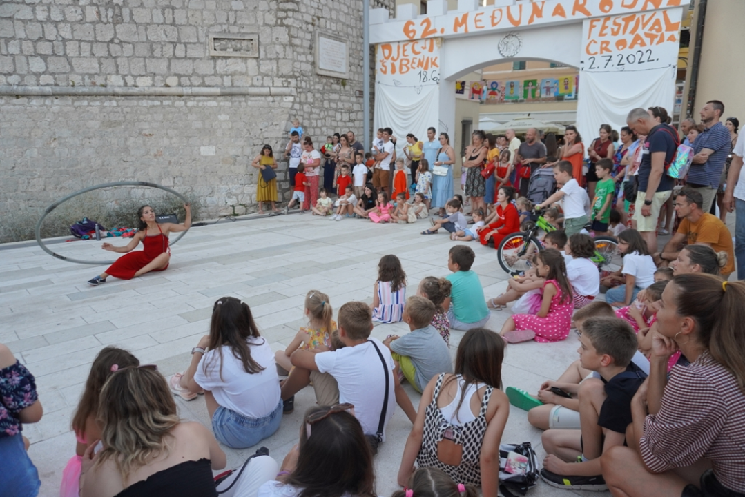 Danas je zbog MDF-a najduži dan u godini: Poznati čitaju, sajam knjiga, ulični program, predstave...