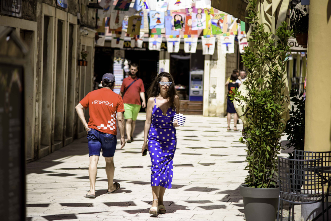 Ljeto u znaku šarenih uzoraka i lepršavih haljina: Provjerite koje trendseterice su nam upale u oko ovaj tjedan!