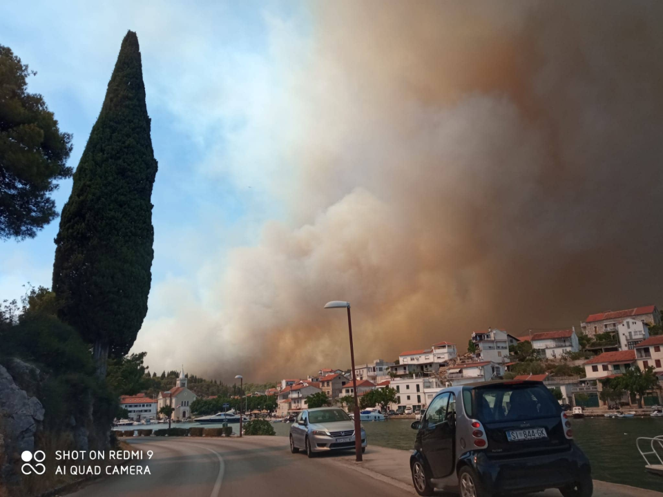 Jedan vatrogasac ozlijeđen, četveročlana obitelj iz Rasline koja je ostala bez kuće smještena u Cvjetni dom