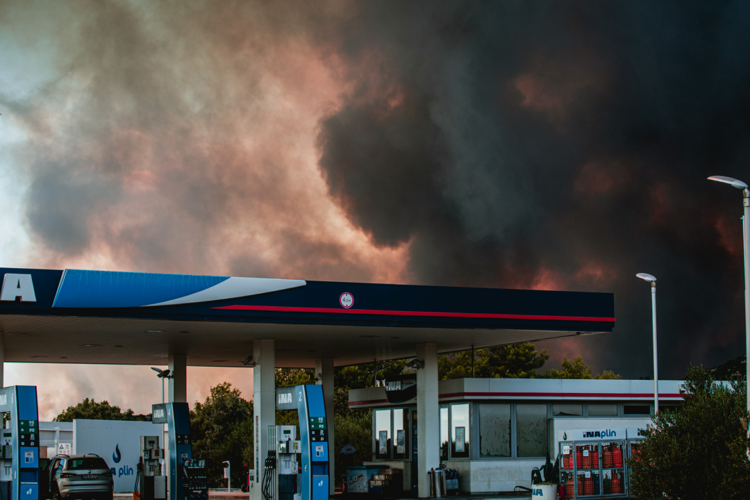 Jedan vatrogasac ozlijeđen, četveročlana obitelj iz Rasline koja je ostala bez kuće smještena u Cvjetni dom