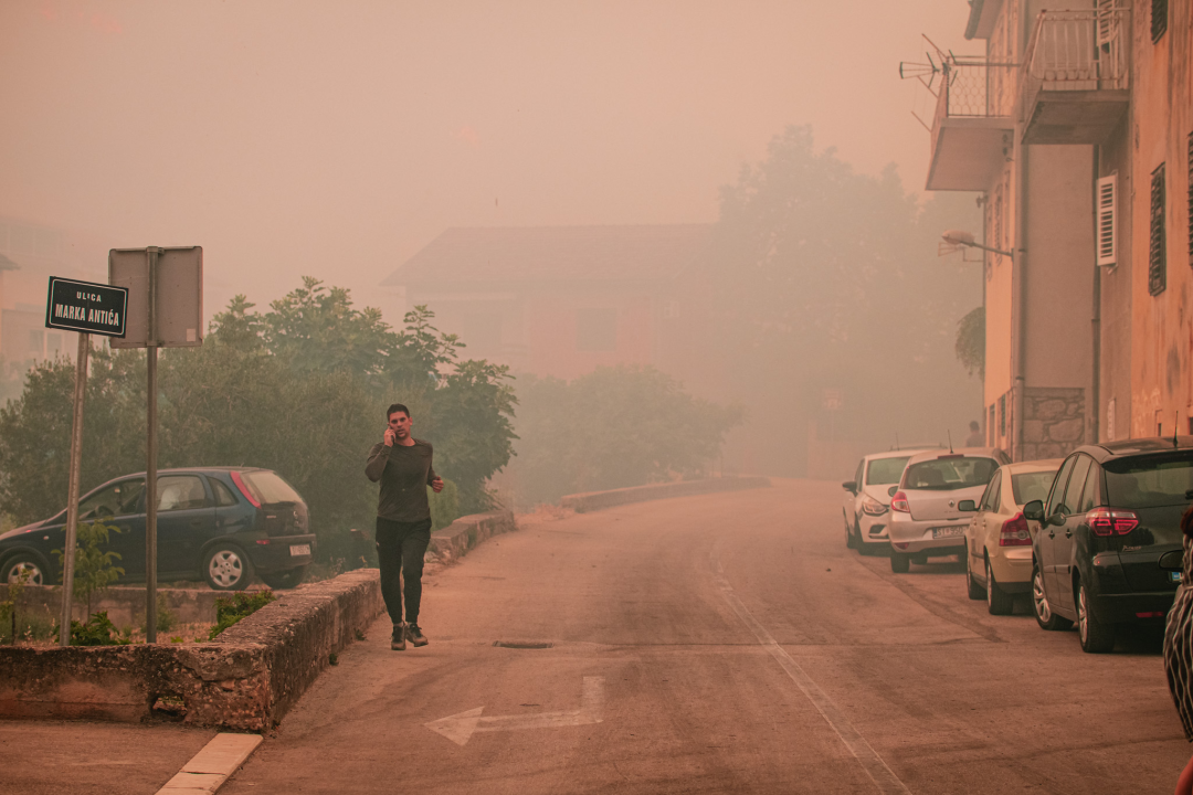 Jedan vatrogasac ozlijeđen, četveročlana obitelj iz Rasline koja je ostala bez kuće smještena u Cvjetni dom